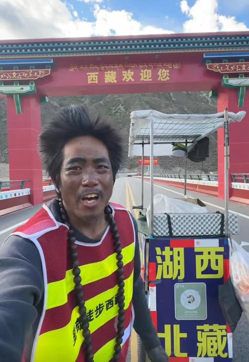 西藏自驾遭两狼夹击，西藏自驾遇险记，两狼夹击下的惊魂之旅