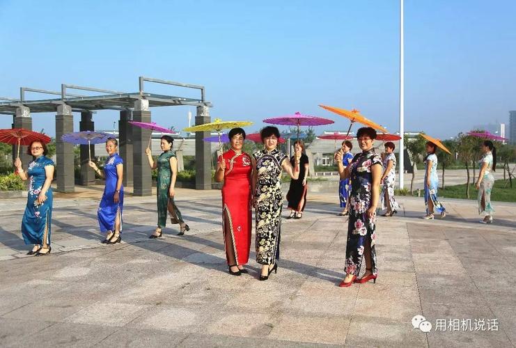 澳门码今晚开什么特号和爸爸穿旗袍为儿应援与爸爸穿旗袍陪考