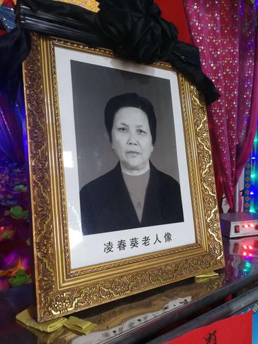 2025全年正版资料大全和男生带妈妈遗照高考与带着妈妈遗像上清华